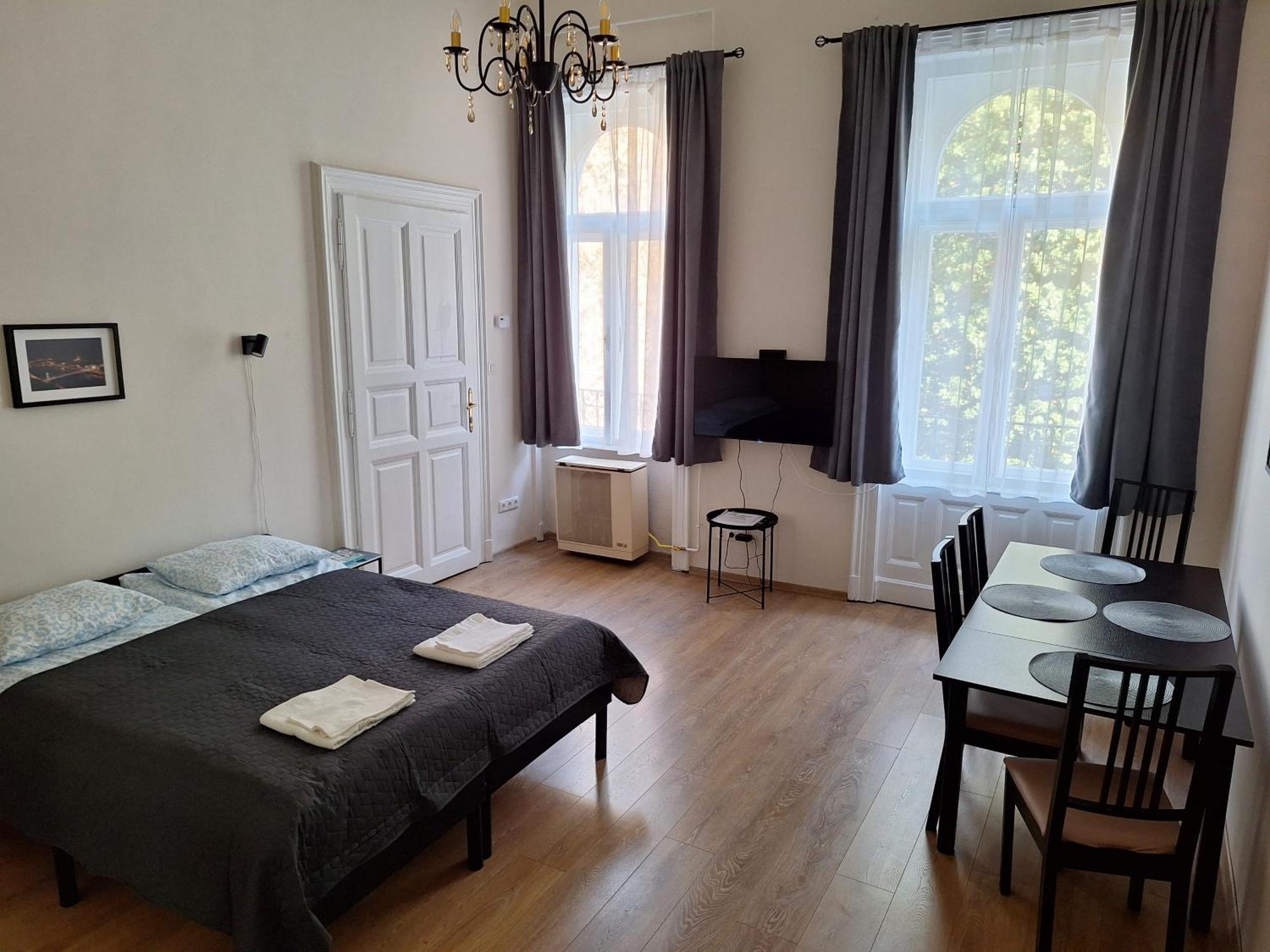 Lofty Apartment With Free Garage Near The Gozsdu Courtyard, Budapest