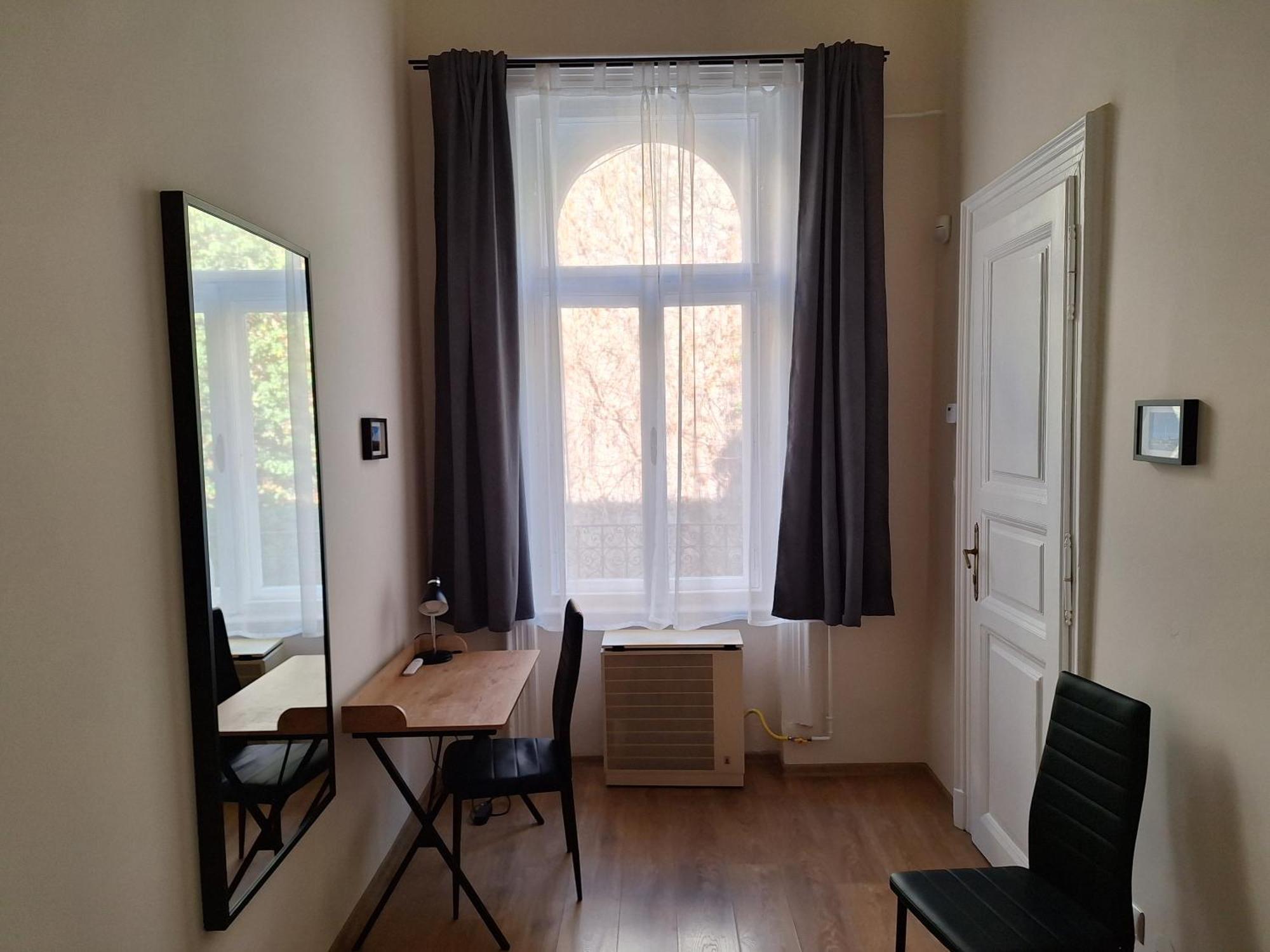 Lofty Apartment With Free Garage Near The Gozsdu Courtyard — Photos 3
